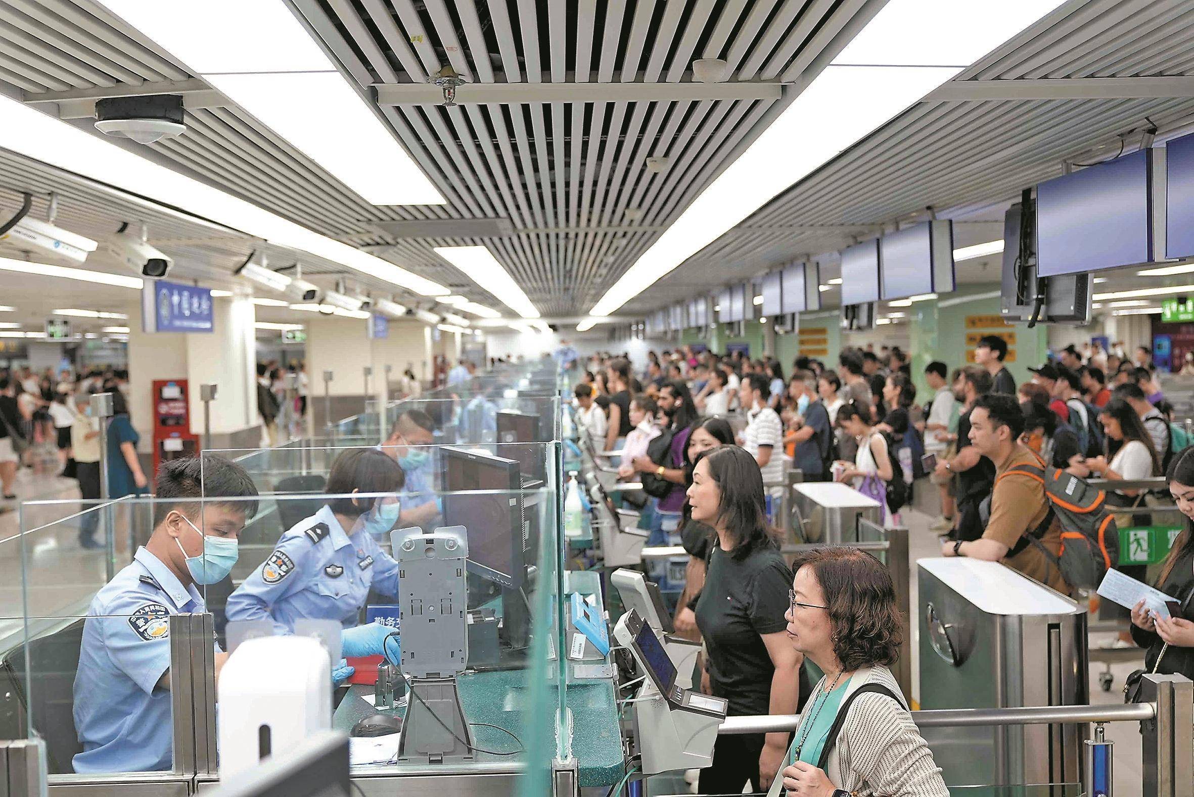 抓住暑期"尾巴",湾区旅游人气旺 深圳罗湖口岸出入境旅客创新高-齐鲁