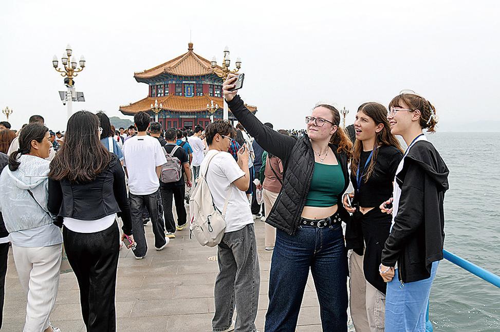 china travel:外国游客爱上青岛
